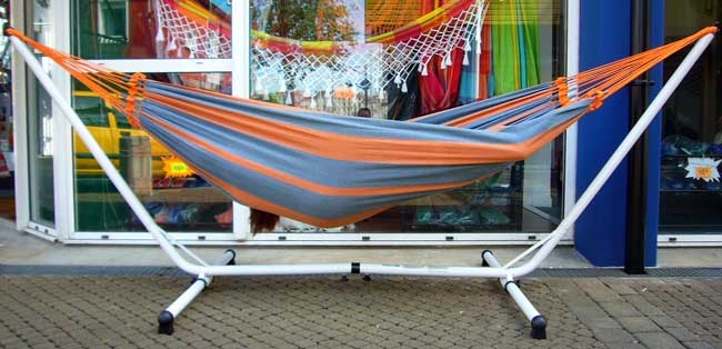 HAMAC CENTER magasin La Rochelle: hamacs chaise et chaises suspendue,  support en bois.